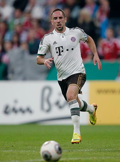 ...Doch Ribéry ist in einer anderen Sphäre, Europas Fußballer des Jahres. Man kann ihm und den Bayern nur wünschen, dass er dieses Niveau, diese Form im Herbst, über die ganze Saison halten kann. Klare Sache. Stand 7:2