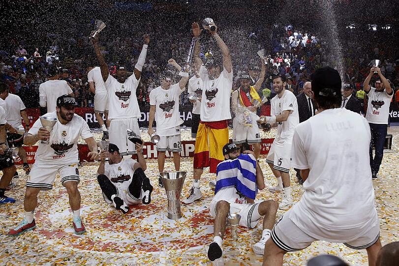 Im Siegestaumel: Die Basketballer von Real Madrid feiern ihren Euroleague-Coup.
