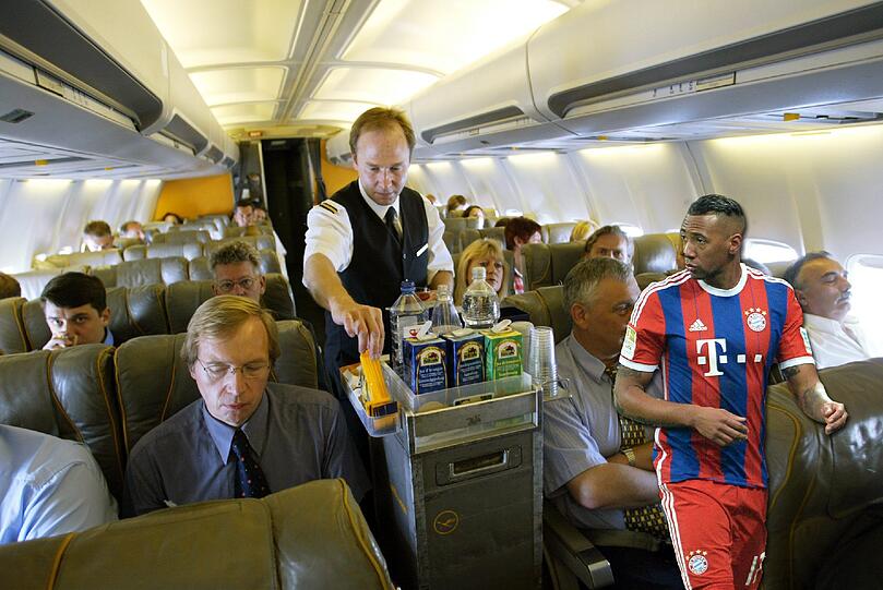 Jerome Boateng (Bayern München) hatte schon eine Knieverletzung - dann knallt ihm eine Stewardess den Getränkewagen vor's Gelenk. (Symbolbild)