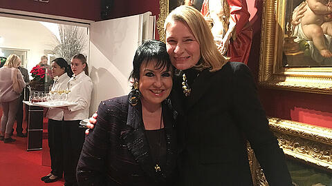 &bdquo;Gerd hätte dieser Abend sehr gefallen&ldquo;, sagt Käfer-Witwe Uschi Ackermann auf der Vernissage mit Sibylle Schön (r., Aigner-Vorstand).