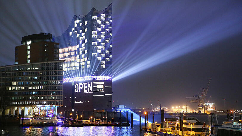 Spektakuläre Bilder: Mit einem großen Festakt wurde das "Jahrhundertbauwerk" Elbphilharmonie eröffnet.