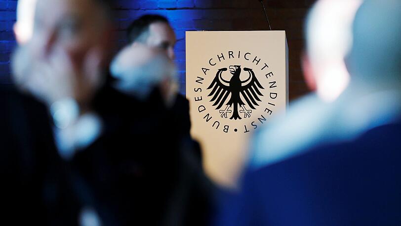 Der Bundesnachrichtendienst ist einer der drei deutschen Geheimdienste. Der Bundesnachrichtendienst ist einer der drei deutschen Geheimdienste.