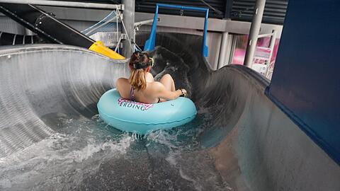 Auf der "Space Glider"-Rutsche hat die Therme Erding jetzt eine Weltneuheit installiert: Das erste Water-Slide-Erlebnis mit Virtual Reality-Brille!