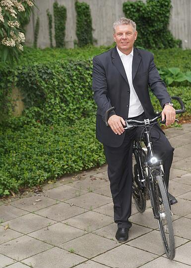 Mit dem Radl im Viertel unterwegs: OB-Kandidat Dieter Reiter.