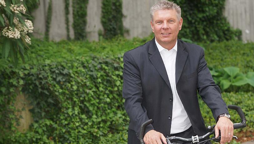 Mit dem Radl im Viertel unterwegs: OB-Kandidat Dieter Reiter. Mit dem Radl im Viertel unterwegs: OB-Kandidat Dieter Reiter.