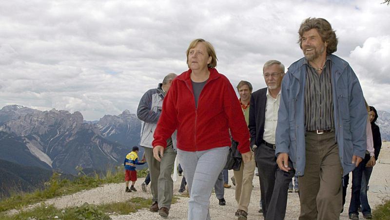 Bundeskanzlerin Angela Merkel wandert mit dem Bergsteiger Reinhold Messner auf den Monte Rite zum Messner Mountain Museum. Messner und Merkel (2006). Bundeskanzlerin Angela Merkel wandert mit dem Bergsteiger Reinhold Messner auf den Monte Rite zum Messner Mountain Museum. Messner und Merkel (2006).
