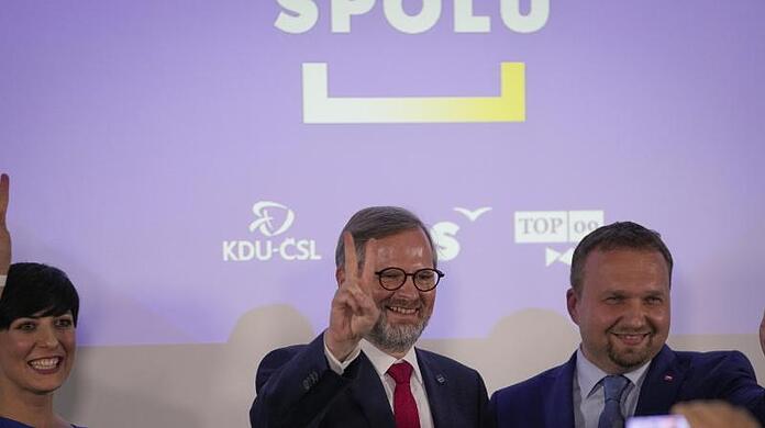 Petr Fiala (M) vom konservativen Oppositionsb&uuml;ndnis Spolu freut sich &uuml;ber den Sieg.