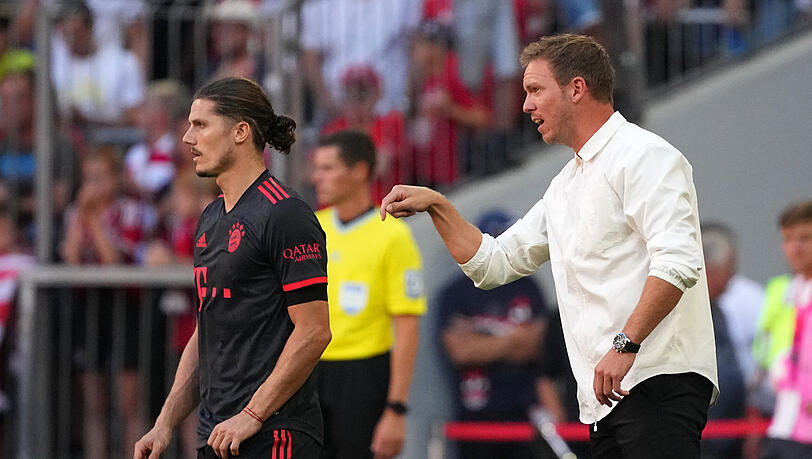 Bayern-Trainer Julian Nagelsmann (r.) setzt aktuell auf Marcel Sabitzer.