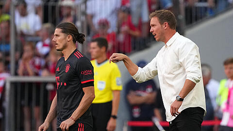 Bayern-Trainer Julian Nagelsmann (r.) setzt aktuell auf Marcel Sabitzer.