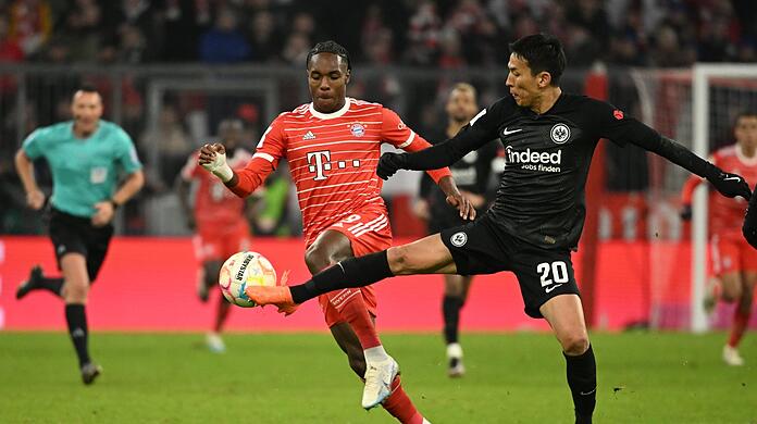 Frankfurts Makoto Hasebe (r) und Münchens Mathys Tel kämpfen um den Ball.
