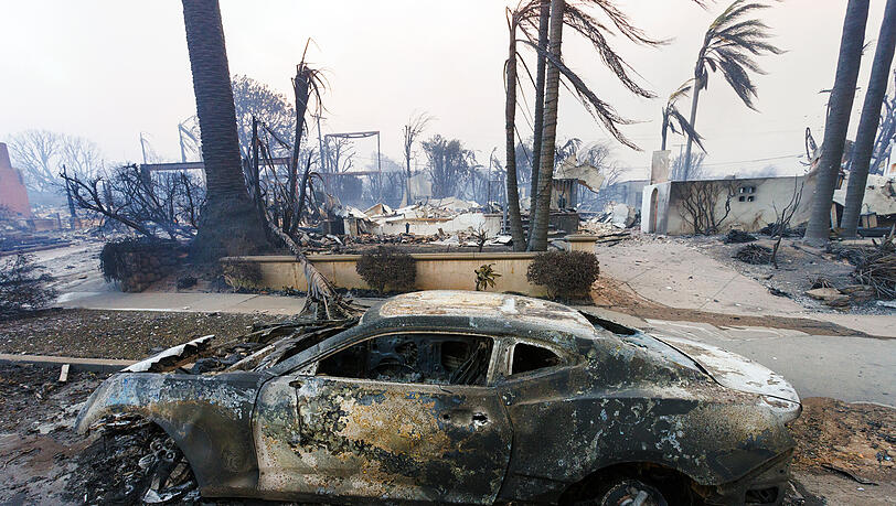 Ein verbranntes Auto parkt vor einem Haus, das vom Palisades-Feuer zerstört wurde. Ein verbranntes Auto parkt vor einem Haus, das vom Palisades-Feuer zerstört wurde.