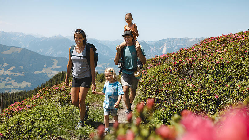 Wanderungen am Wiedersberger Horn mit der ganzen Familie - an der Wiedersbergerhornbahn warten 40 Spielstationen zum Ausprobieren. Wanderungen am Wiedersberger Horn mit der ganzen Familie - an der Wiedersbergerhornbahn warten 40 Spielstationen zum Ausprobieren.