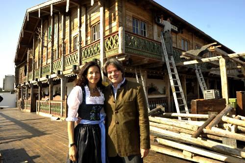Sie fiebern dem Oktoberfest schon entgegen: Michael und Clarissa Käfer vor ihrer &bdquo;Wies&rsquo;n-Schänke&ldquo;, einem alten Bauernhaus.