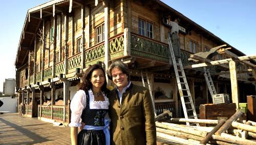 Sie fiebern dem Oktoberfest schon entgegen: Michael und Clarissa Käfer vor ihrer „Wies’n-Schänke“, einem alten Bauernhaus. Sie fiebern dem Oktoberfest schon entgegen: Michael und Clarissa Käfer vor ihrer „Wies’n-Schänke“, einem alten Bauernhaus.