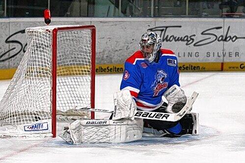 Ein gebrauchter Tag: Drei Tore musste Tiger-Goalie Patrick Ehelechner gegen die DEG bis zu seiner Auswechslung einstecken. Die restlichen sechs kassierte dann sein Ersatzmann Stefaniszin.