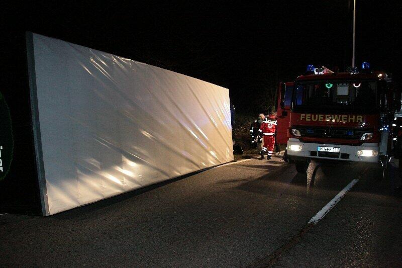 Am Mittwoch morgen kippte ein LKW auf der B 12 bei Rattenkirchen um: Der verletzte Fahrer war in seiner Kabine eingeklemmt und musste von der Feuerwehr befreit werden. Die Bilder!
