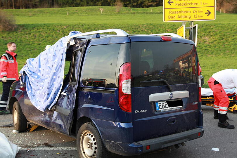 Im Landkreis Rosenheim hat eine Autofahrerin einen Motorradfahrer übersehen. Der Mann stirbt noch am Unfallort, die Frau wird schwer verletzt ins Krankenhaus geflogen.