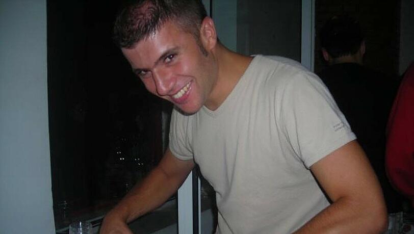 So beschreiben seine Freunde Domenico L.: immer lächelnd. Der Ingenieur wurde am Abend des 28. Mai ermordet. So beschreiben seine Freunde Domenico L.: immer lächelnd. Der Ingenieur wurde am Abend des 28. Mai ermordet.