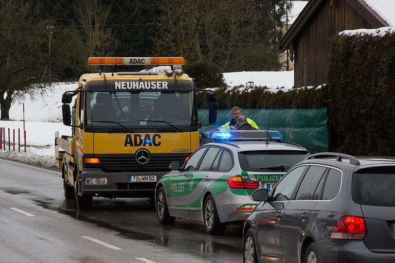 Hier nimmt die Polizei zwei Einbrecher fest. Die Täter wollten in ein Einfamilienhaus in Altenmarkt einsteigen.