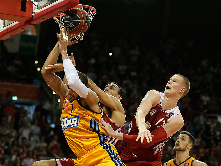 Gift-Gipfel: Als der FC Bayern (Yassin Idbihi, Robin Benzing) und Alba Berlin (l. Alex King) 2014 im Finale aufeinandertrafen, ging es nicht nur auf dem Feld hart zur Sache.