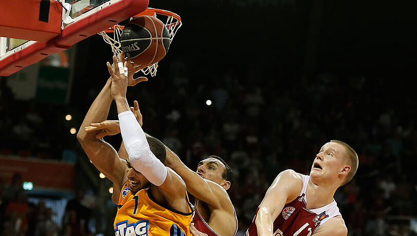 Gift-Gipfel: Als der FC Bayern (Yassin Idbihi, Robin Benzing) und Alba Berlin (l. Alex King) 2014 im Finale aufeinandertrafen, ging es nicht nur auf dem Feld hart zur Sache. Gift-Gipfel: Als der FC Bayern (Yassin Idbihi, Robin Benzing) und Alba Berlin (l. Alex King) 2014 im Finale aufeinandertrafen, ging es nicht nur auf dem Feld hart zur Sache.