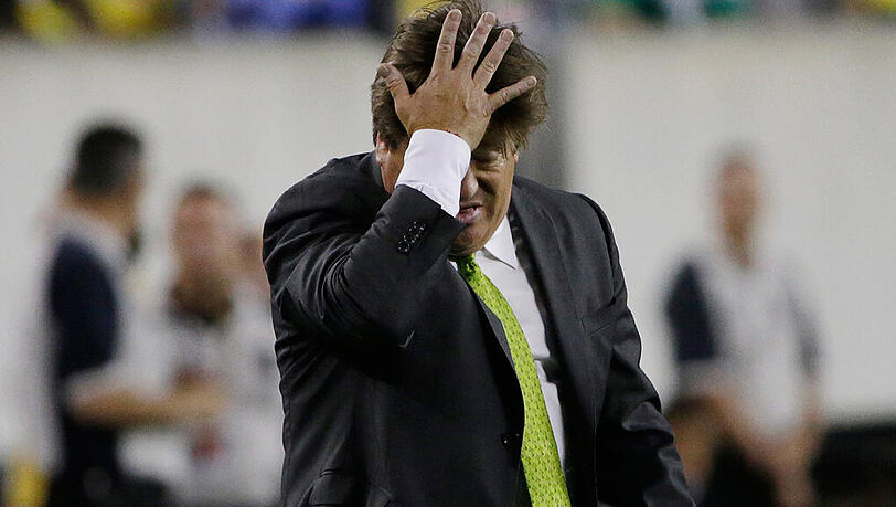 Zum Haare raufen: Miguel Herrera ist nicht mehr Nationaltrainer Mexikos. Zum Haare raufen: Miguel Herrera ist nicht mehr Nationaltrainer Mexikos.