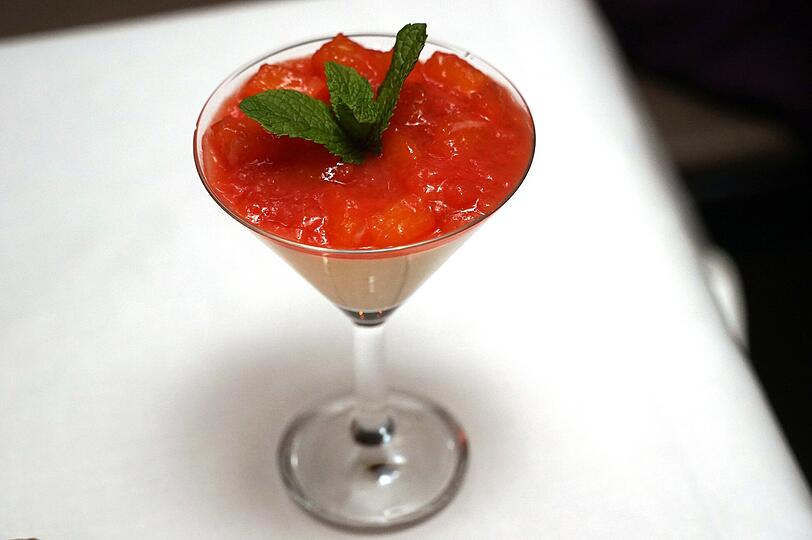 5. Gang: Baileys-Panna-Cotta mit Blutorangenragout.