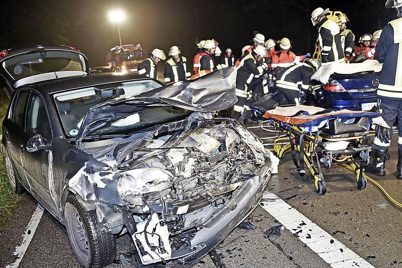 Die Feuerwehr befreit die Schwerverletzte mit einem Rettungsspreizer.
