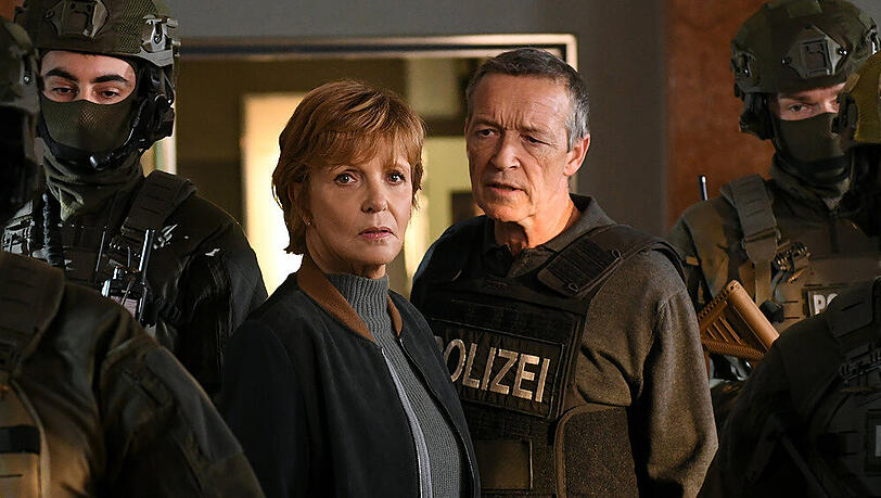 "Kommissarin Lucas: Tote Erde": Ellen Lucas (Ulrike Kriener) und Boris Noethen (Michael Roll) mit Team im Einsatz "Kommissarin Lucas: Tote Erde": Ellen Lucas (Ulrike Kriener) und Boris Noethen (Michael Roll) mit Team im Einsatz