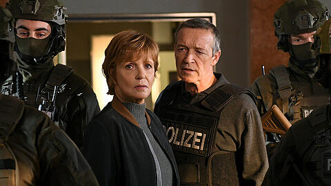 "Kommissarin Lucas: Tote Erde": Ellen Lucas (Ulrike Kriener) und Boris Noethen (Michael Roll) mit Team im Einsatz