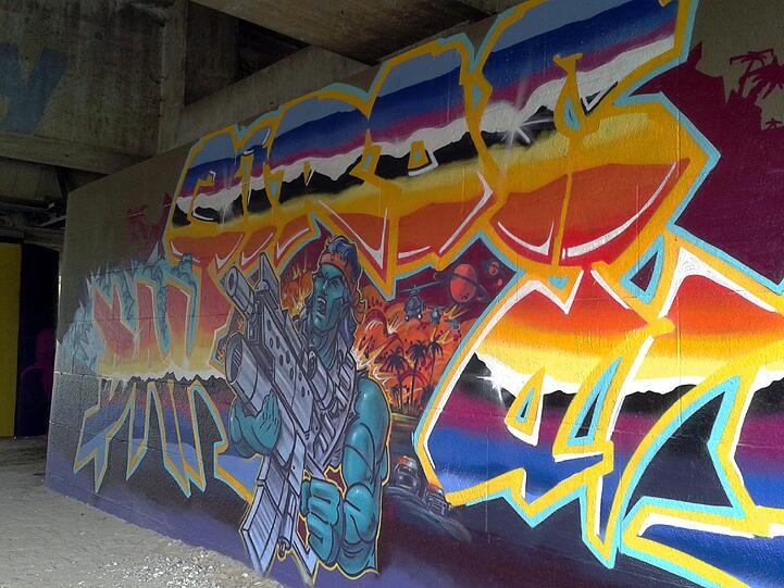 Auch dieses Grafitti ist fertig und strahlt unter der Brudermühlbrücke.