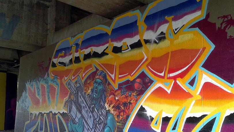 Auch dieses Grafitti ist fertig und strahlt unter der Brudermühlbrücke. Auch dieses Grafitti ist fertig und strahlt unter der Brudermühlbrücke.