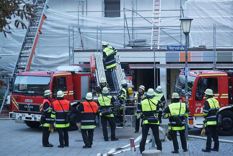 Feuer in Schwabing: Der Dachstuhl der Turnhalle des Maximiliansgymnasiums fing am Donnerstagabend Feuer. Die Bilder.