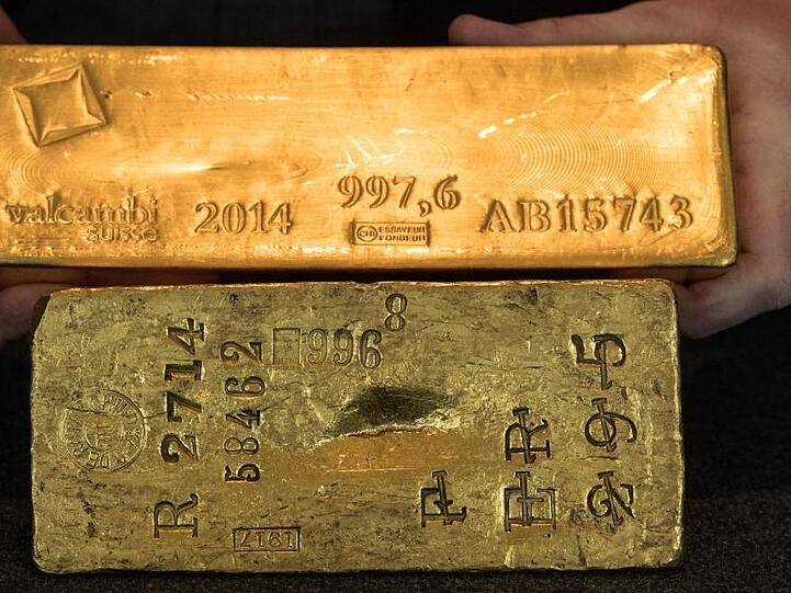 Goldbarren werden bei der Bundesbank gezeigt.