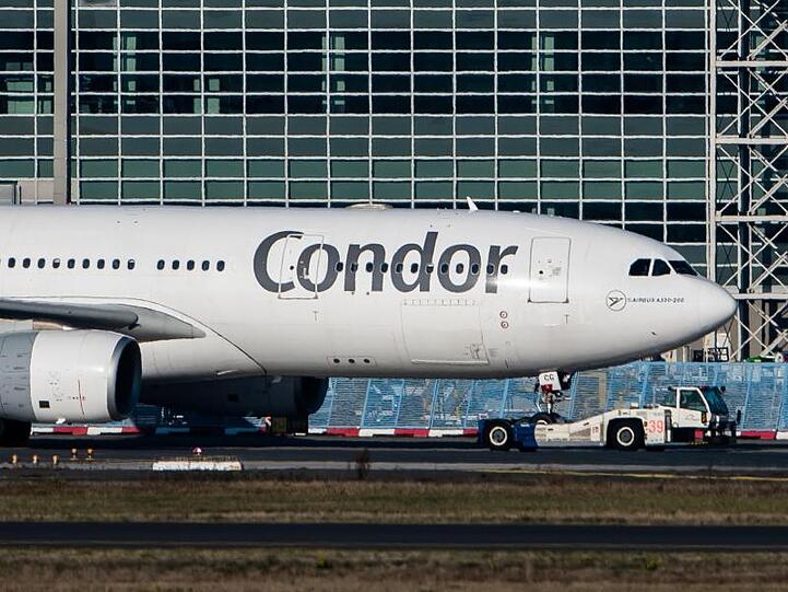 Eine Condor-Airbus am Frankfurter Flughafen.