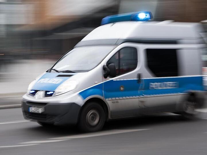 Ein Einsatzfahrzeug der Polizei fährt mit eingeschaltetem Blaulicht. Foto: Bernd von Jutrczenka/Archivbild