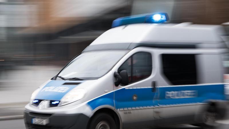 Ein Einsatzfahrzeug der Polizei fährt mit eingeschaltetem Blaulicht. Foto: Bernd von Jutrczenka/Archivbild Ein Einsatzfahrzeug der Polizei fährt mit eingeschaltetem Blaulicht. Foto: Bernd von Jutrczenka/Archivbild
