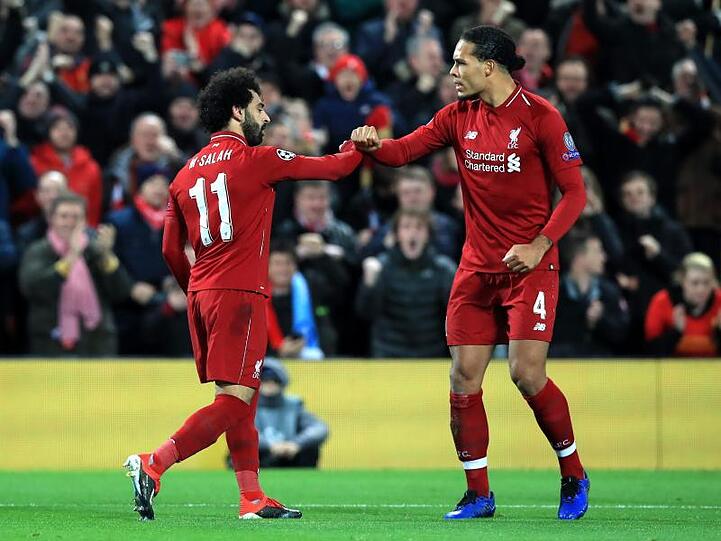 Trifft im entscheidenden Spiel gegen den SSC: Liverpools Mohamed Salah (l) feiert seinen Treffer zum 1:0 mit Virgil van Dijk.