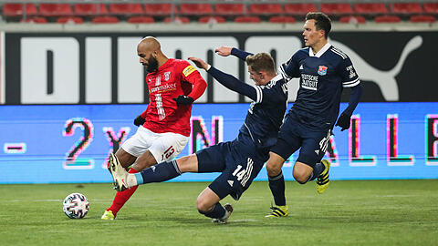 Halles Doppelpacker Terrence Boyd trifft zum 1:0 - die Unterhachinger Abwehr hat das Nachsehen.
