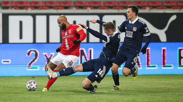 Halles Doppelpacker Terrence Boyd trifft zum 1:0 - die Unterhachinger Abwehr hat das Nachsehen.