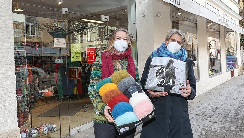 "Ich biete den Abholservice als Dankeschön an die Kunden", sagt Ursula Neuger (59) vom Wollkorb in Neuhausen - hier mit Kundin Heidi Schönherr.