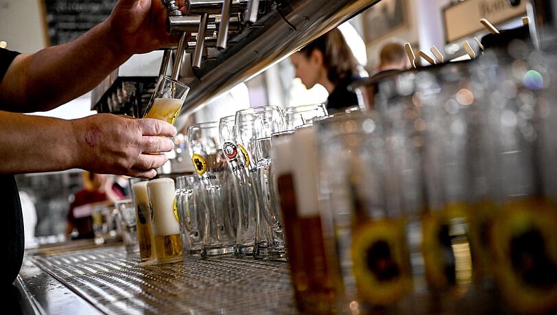 Die Gastronomie sieht sich von der Mindestlohnerhöhung besonders betroffen. (Archivbild) Die Gastronomie sieht sich von der Mindestlohnerhöhung besonders betroffen. (Archivbild)