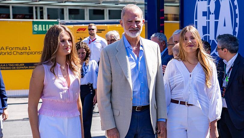 Prinzessin Leonor (l.), K&ouml;nig Felipe und Infantin Sofia haben zusammen die Rennstrecke in Madrid besucht.