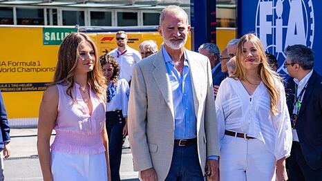 Prinzessin Leonor (l.), K&ouml;nig Felipe und Infantin Sofia haben zusammen die Rennstrecke in Madrid besucht.