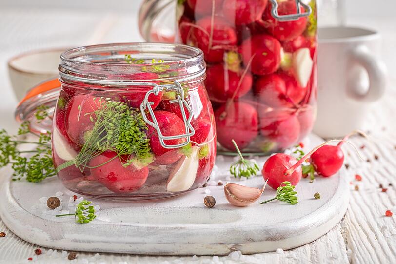 Verschlie&szlig;en Sie die Gl&auml;ser fest, stellen Sie sie auf den Kopf und lassen Sie sie abk&uuml;hlen. K&uuml;hl und trocken gelagert bleiben die Pickles f&uuml;r mehrere Wochen haltbar. Nach dem &Ouml;ffnen sollten Sie sie innerhalb einer Woche aufbrauchen. Sie passen gut zu Salaten, Bowls oder als w&uuml;rzige Erg&auml;nzung auf einem K&auml;sebrot. Tipp: Werfen Sie das Radieschengr&uuml;n nicht weg. Sie k&ouml;nnen es in Smoothies verwenden oder als Zutat in Suppen mitkochen.