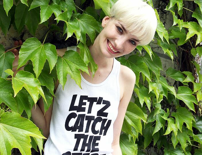 Gut gelaunt auf der Suche nach dem Besonderem abseits des Mainstreams: Model Anika Scheibe.