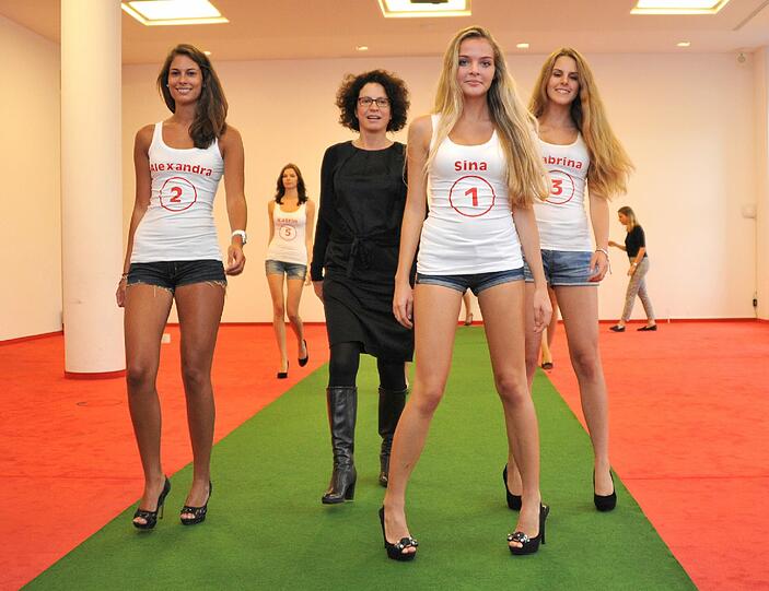 Um Laufsteg-Malheurs zur vermeiden, üben die zehn Finalistinnen mit Choreografinnen den perfekten Auftritt &ndash; aber nur eine wird die Jury überzeugen können und zur Siegerin gekürt.