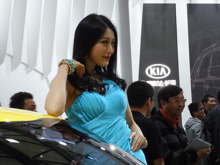 Schöne Frauen an neuen Autos: Eine nach wie vor unschlagbar attraktive Kombination - auch in Shanghai.