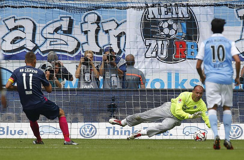 TSV 1860: Gabor Kiraly beim Elfmeter gegen RB Leipzig.