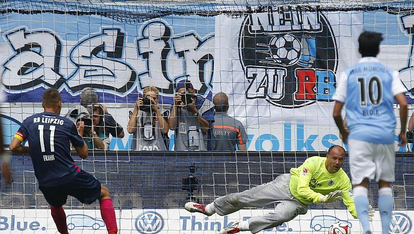 TSV 1860: Gabor Kiraly beim Elfmeter gegen RB Leipzig. TSV 1860: Gabor Kiraly beim Elfmeter gegen RB Leipzig.